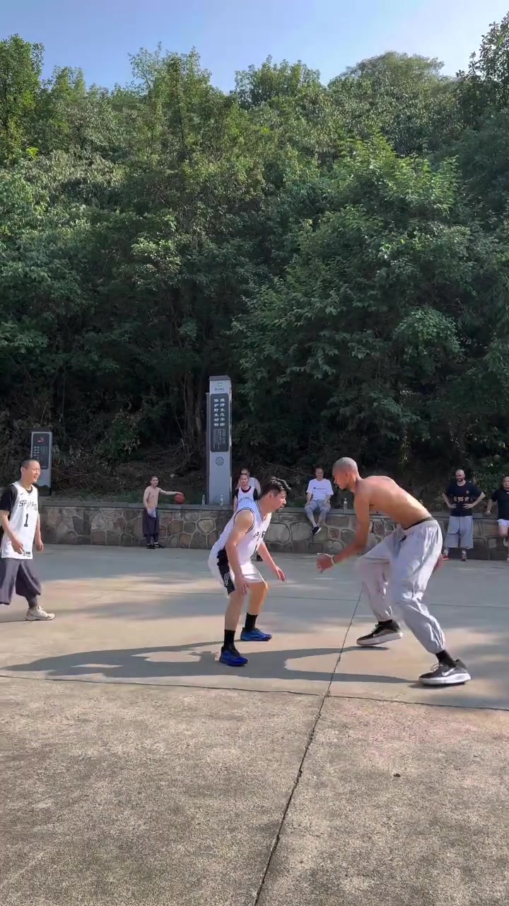 文班休赛期赤膊上身在少林寺打球,这身体谁看了不震撼?