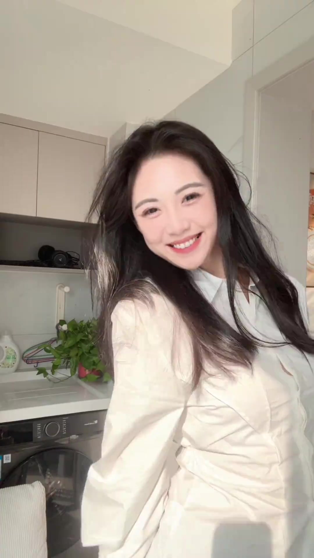 清纯风!卓识身穿一件白色衬衣牛仔裤跳手势舞:天气好好~