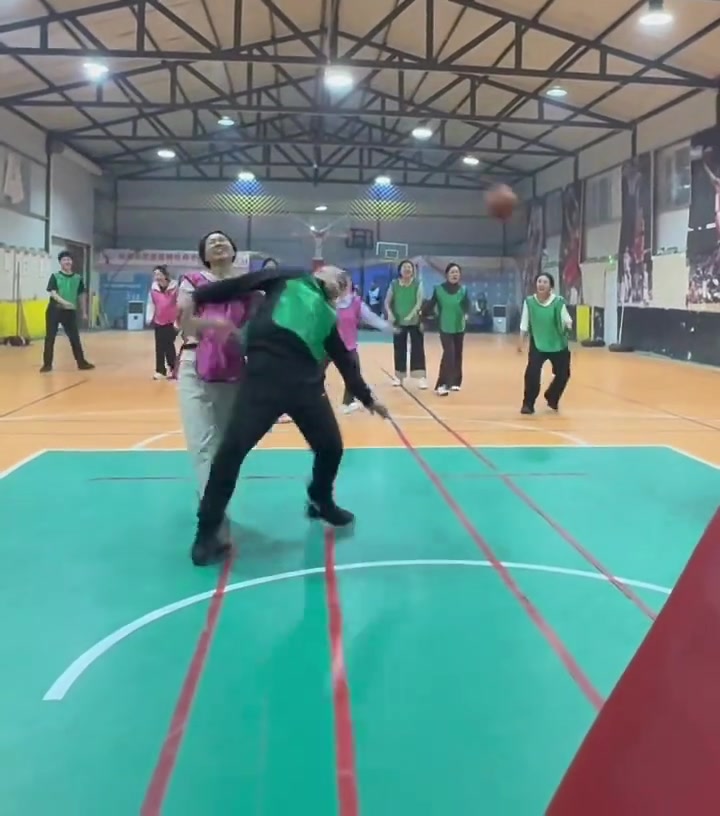 野球场小姐姐直接抱摔大哥,这真的不是AI生成的吗
