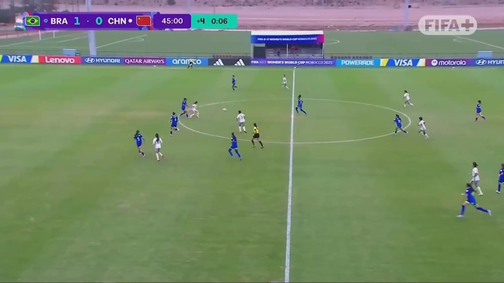 逃过一劫！张克璨背后放倒对手送点，但巴西罚丢点球