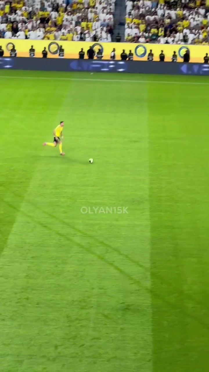 C罗大单刀机会挑射被扑,随后裁判示意已越位在先