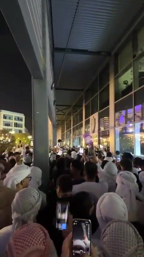 比赛结束后,吉达联合球迷场外高呼“梅西、梅西”