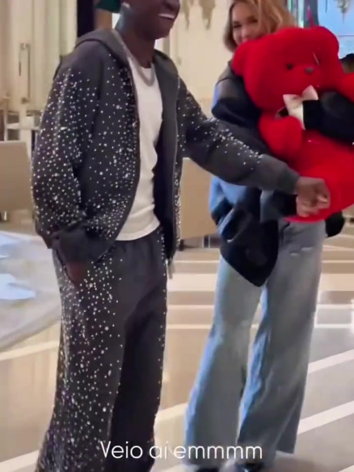 维尼修斯与模特女友约会,同样都是有女友,亚马尔咋状态那么差