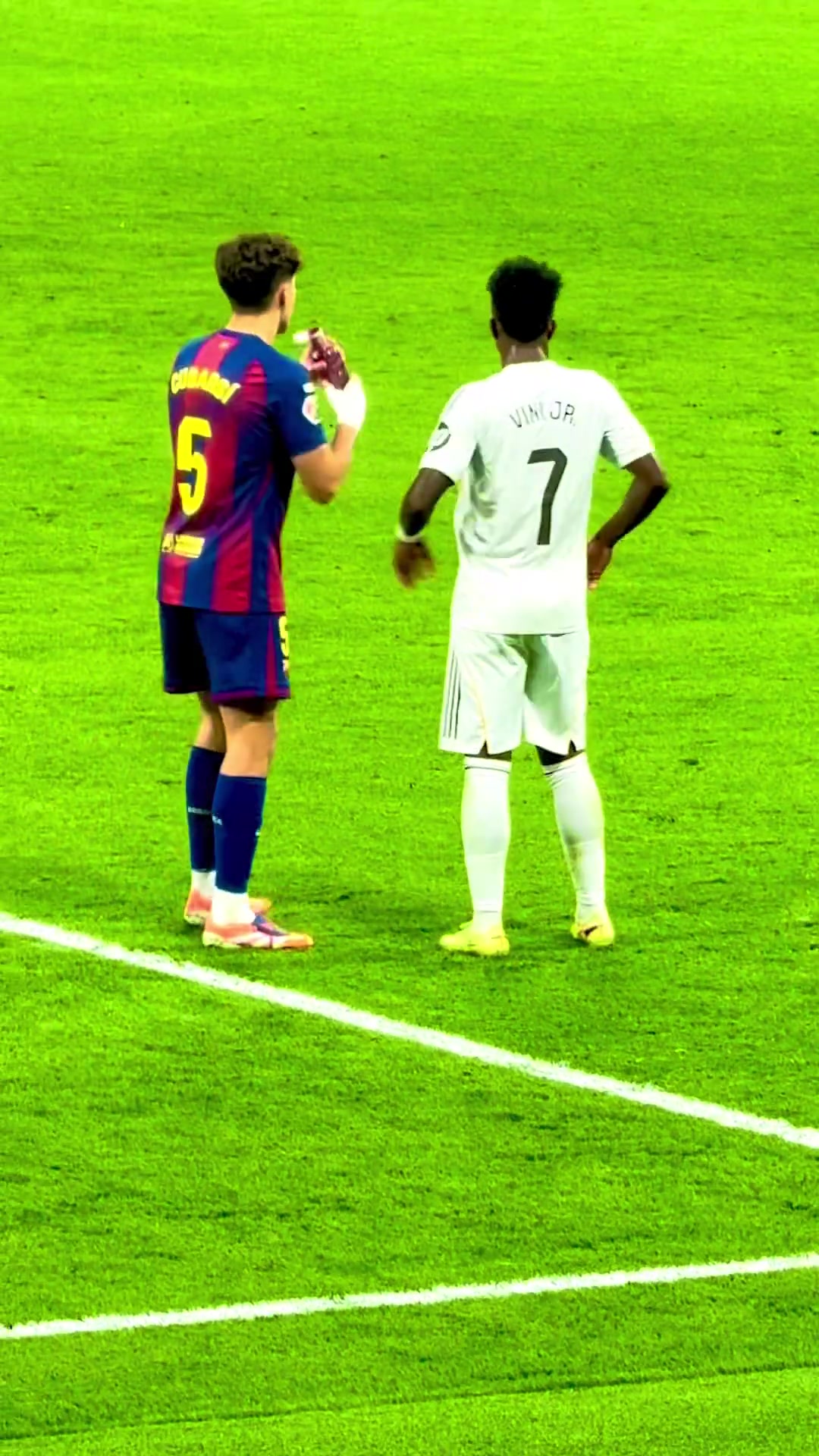 感觉维尼修斯就像小孩一样,挺好玩这人,还和库巴西分享水