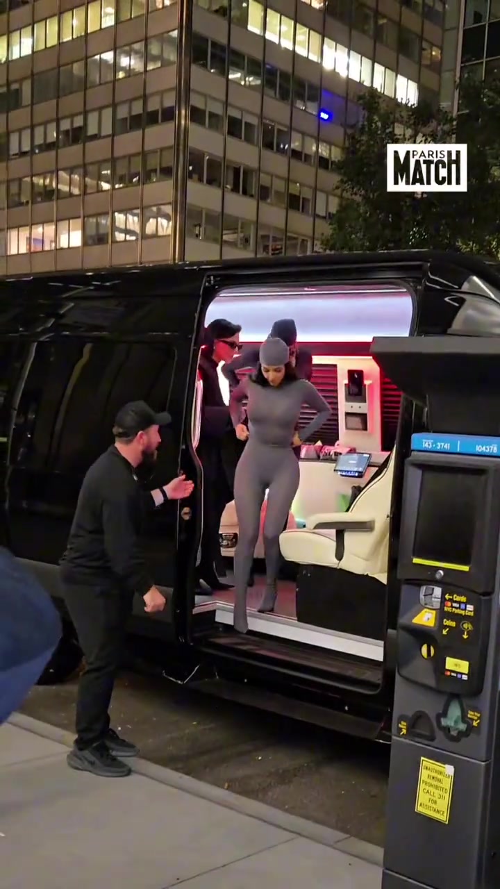 最强防守阵容!卡戴珊一家也有自己的战衣了