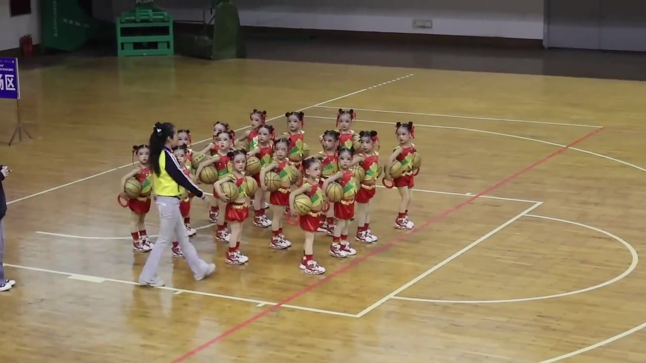 这么小的萌娃能跳出这么整齐的篮球舞,真的有点厉害啊!
