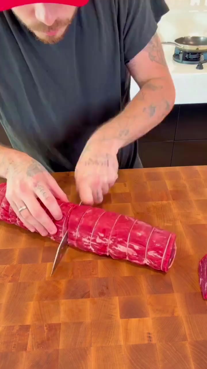 贝克汉姆儿子制作惠灵顿牛排…感觉岁数大了长得像他爸了~