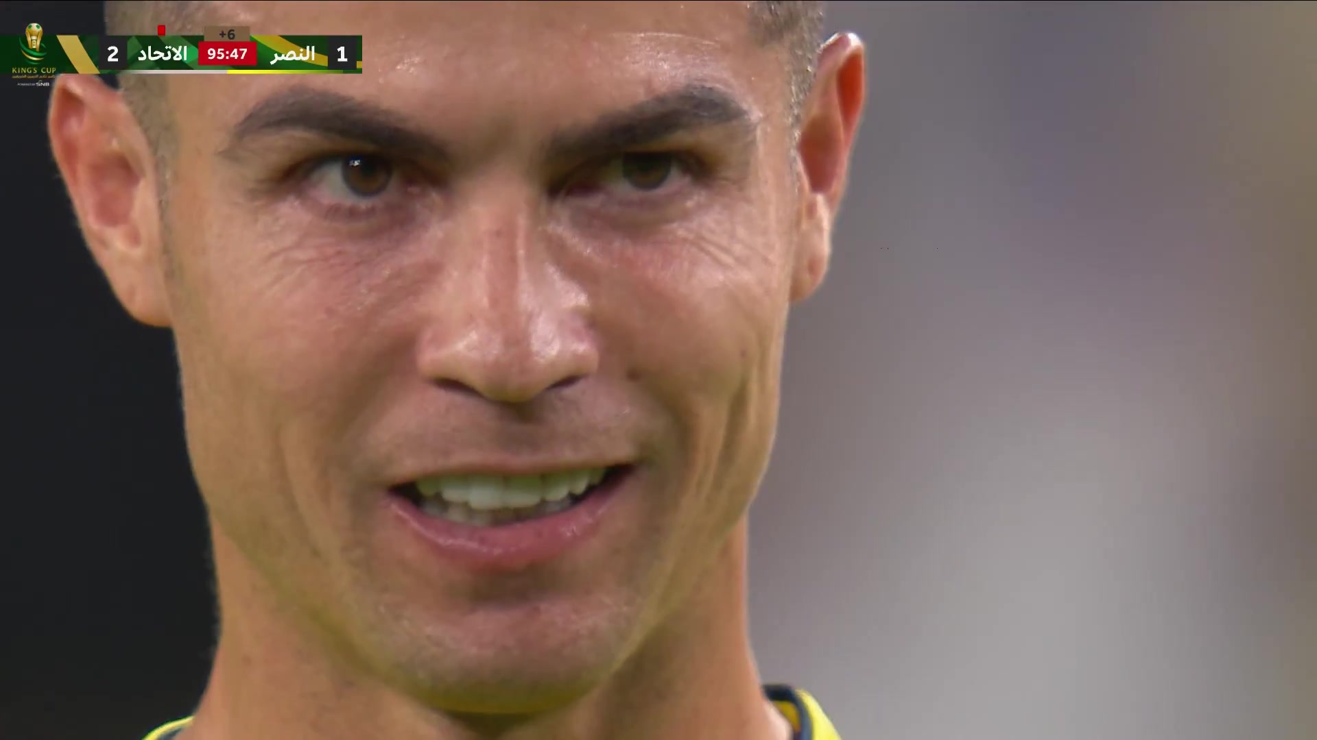 C罗在主罚任意球前说:你会进球,你会进球!可惜没有打进