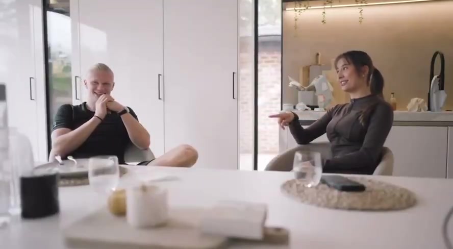 哈兰德女友:一开始喜欢哈兰德的挚友,直到遇到哈兰德才是真爱