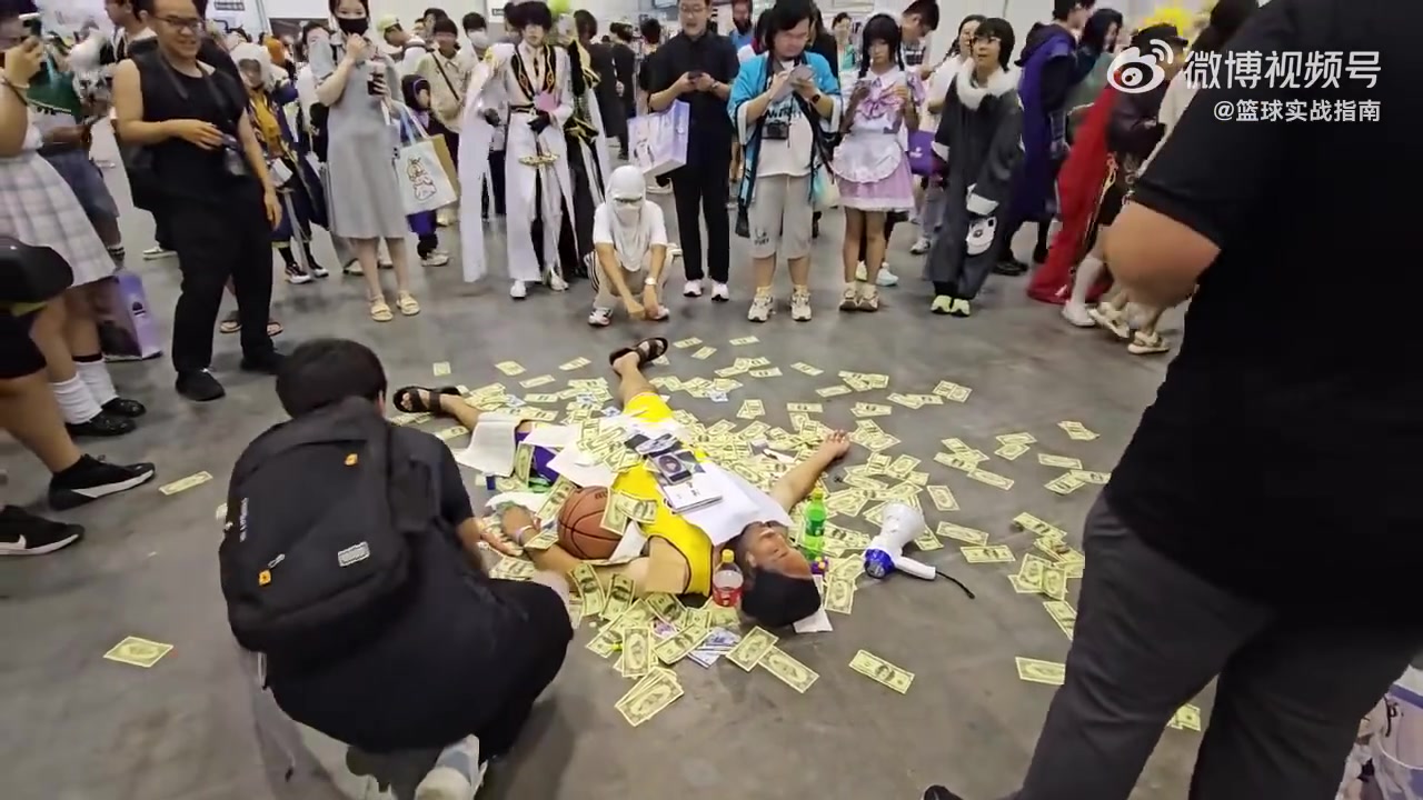 毫无底线可言!网友拍到漫展有人恶意躺地cos科比……