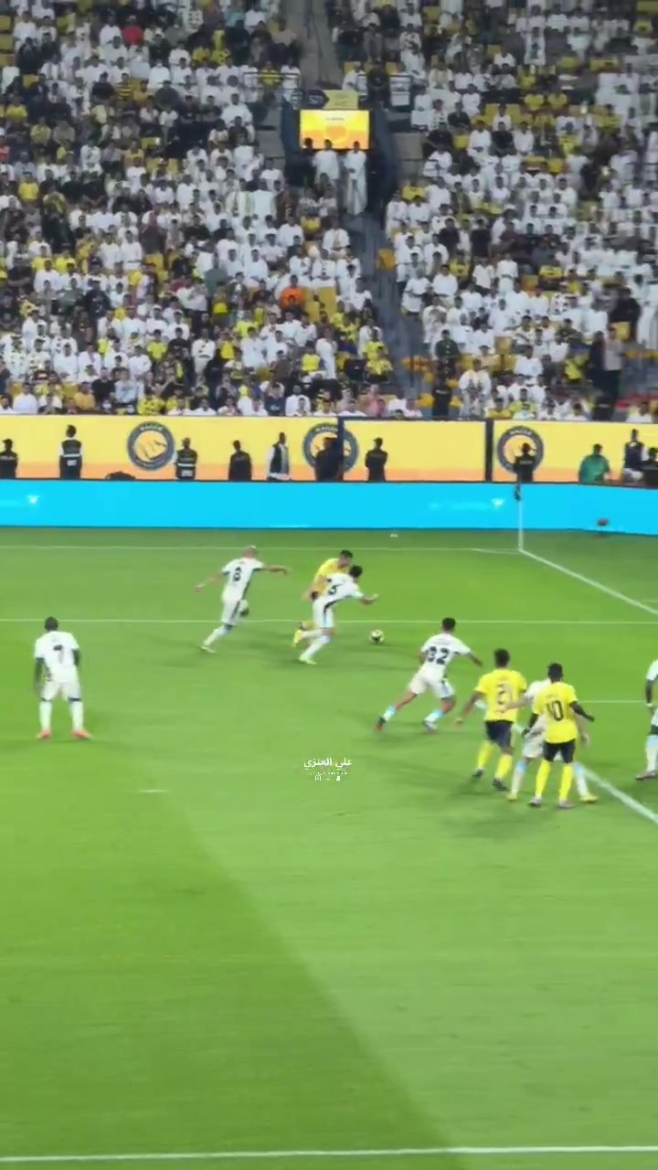 现场球迷实拍：C罗竭尽全力，但他的队友们却频频错失良机