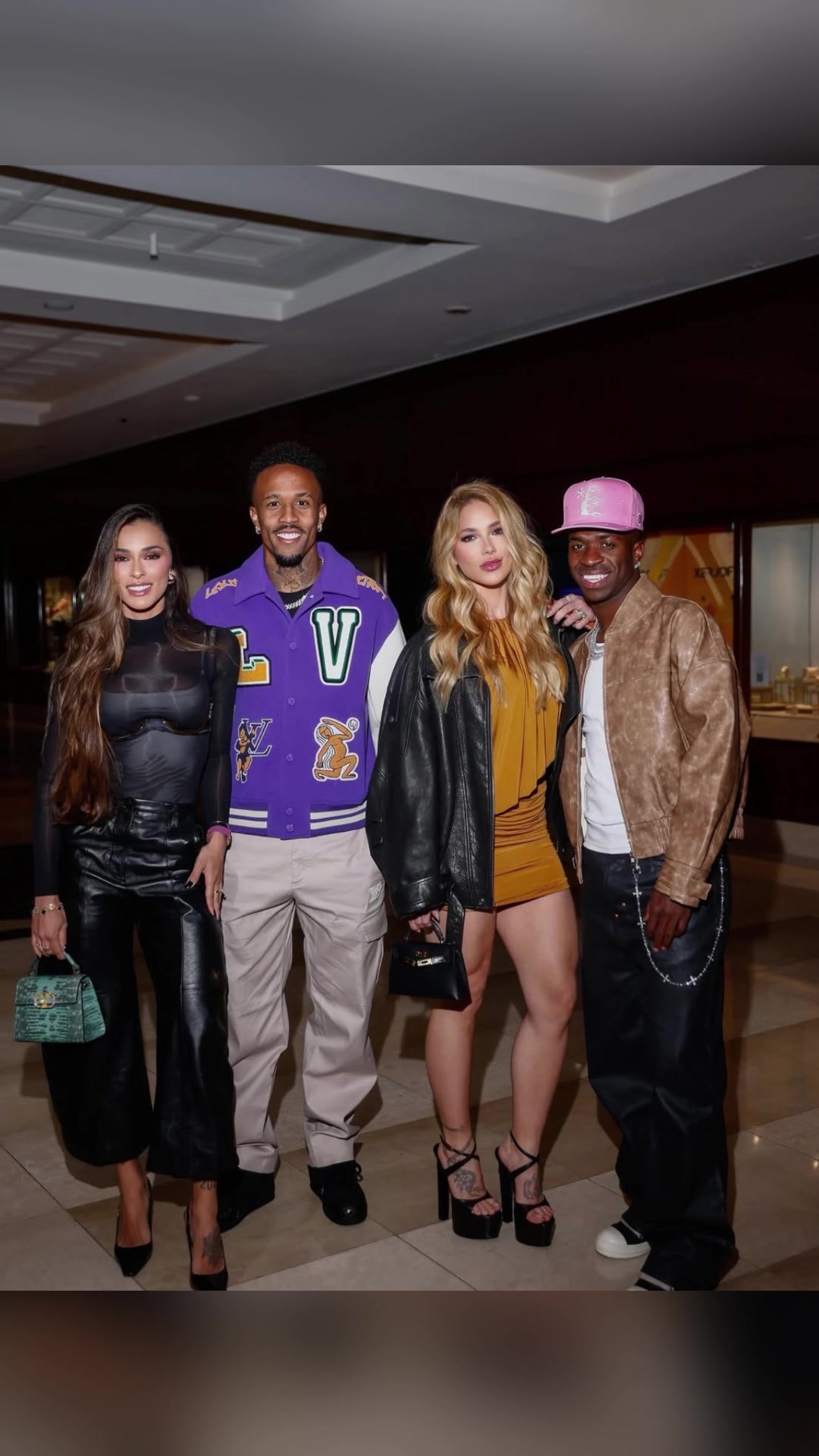 看着就攒劲！维尼修斯和米利唐各种带着性感女友在摩纳哥度假