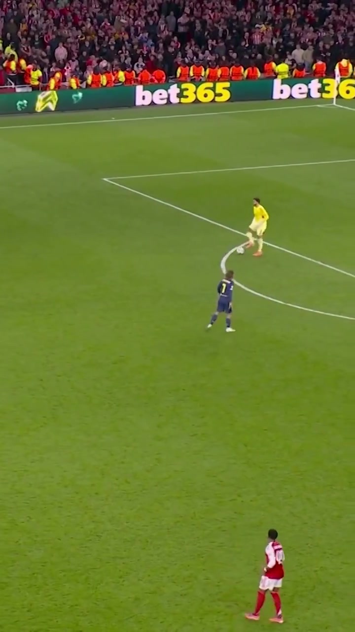 这也是没谁了!一个后场出球,拉亚也能给玩出花来!