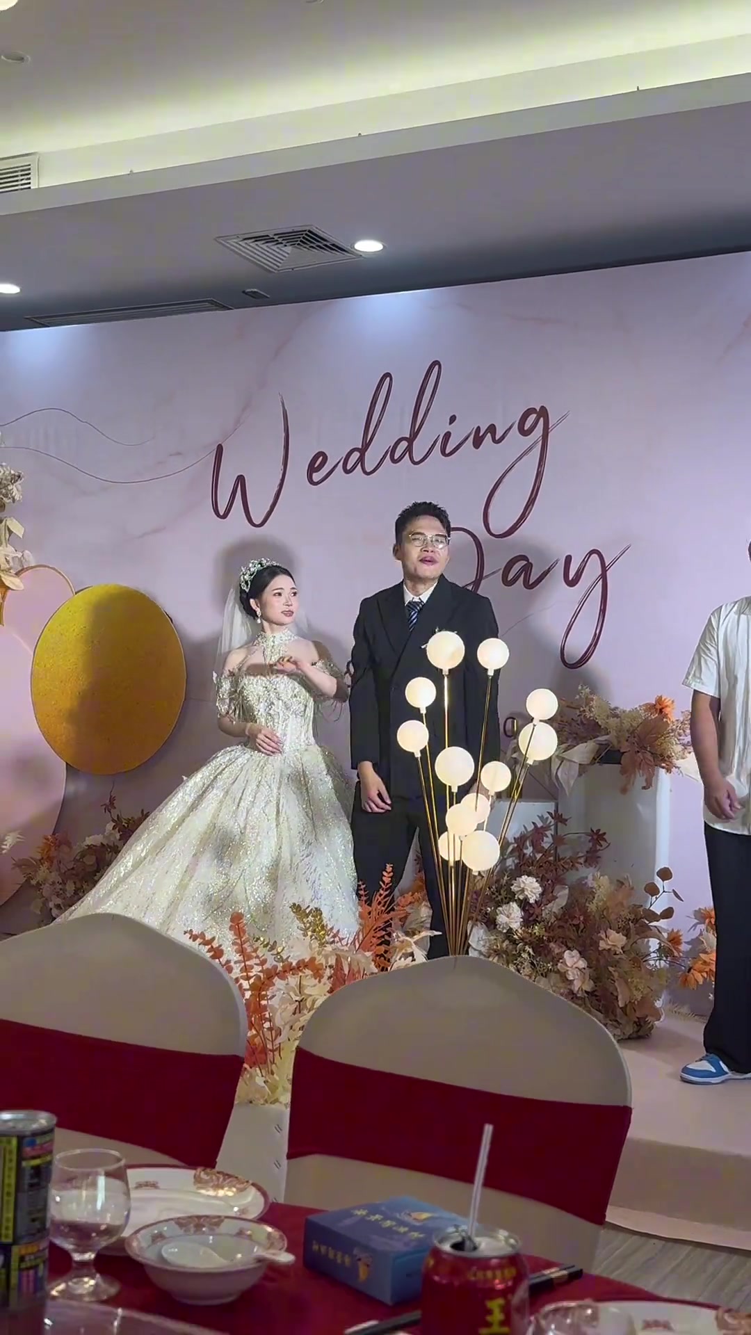 第一次结婚有点紧张,投个篮缓解一下