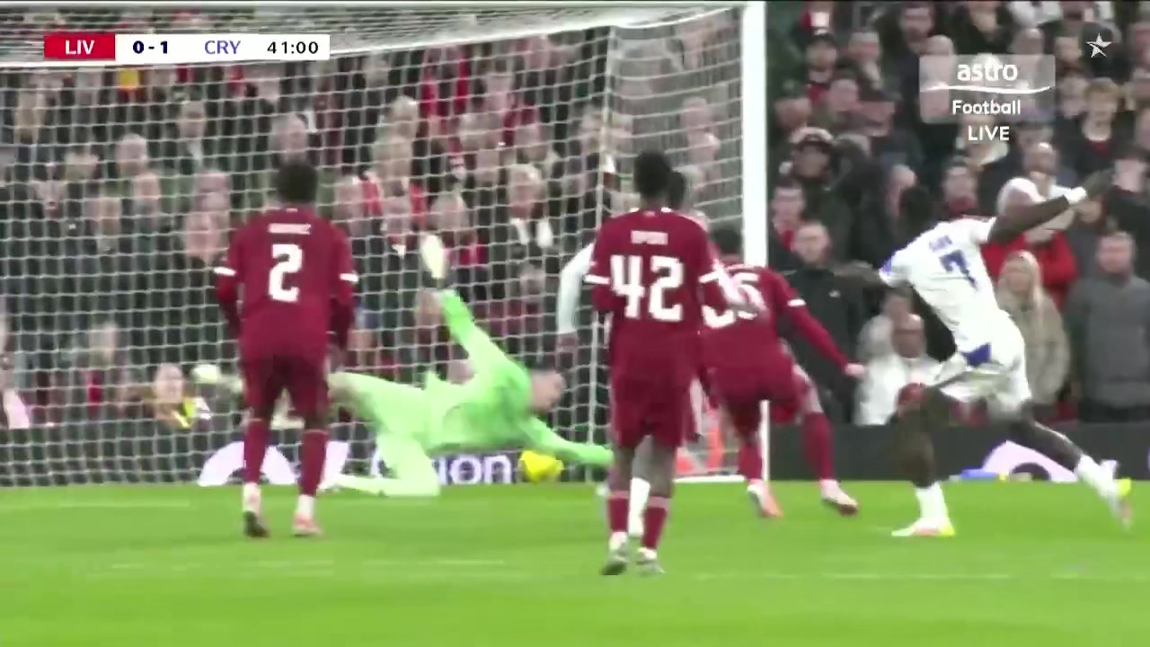 利物浦落后!镰田大地挑传戈麦斯解围不远,萨尔抽射破门