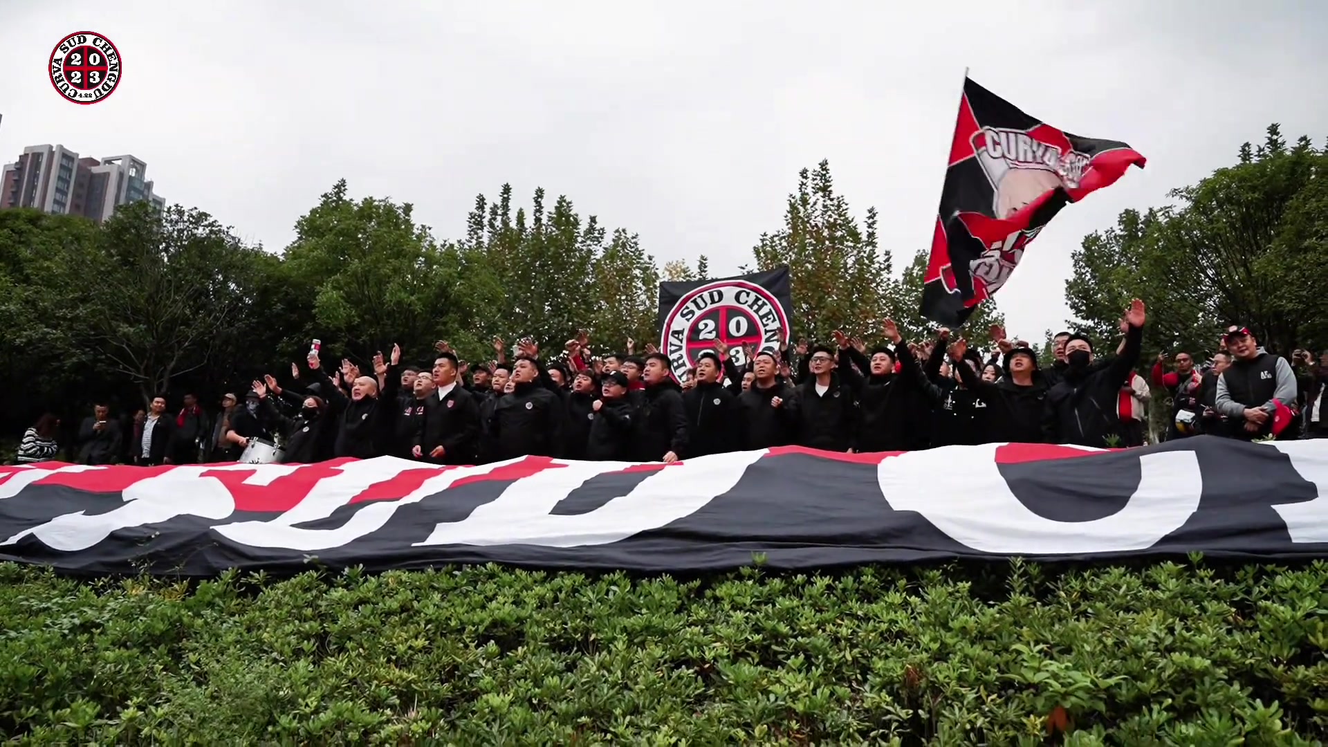 冠军之心, 临战无退!蓉城球迷在训练场外为球队助威呐喊!