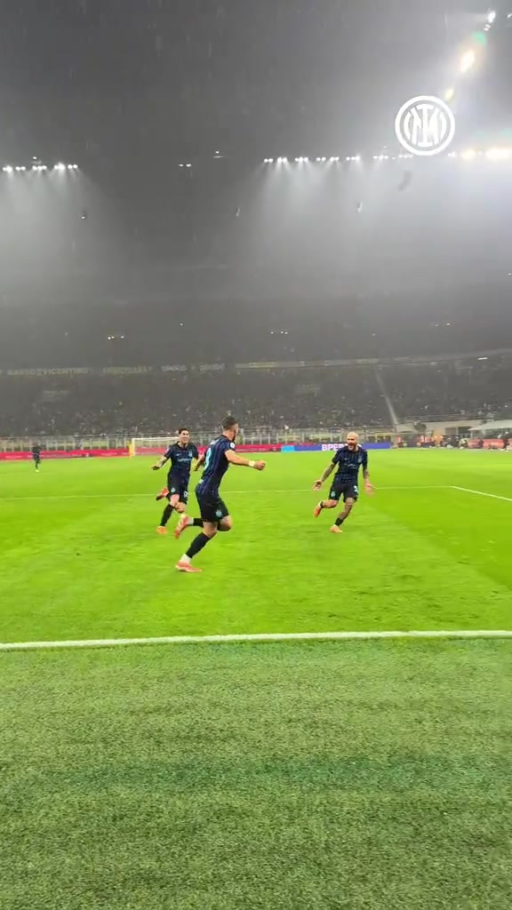 【国际米兰】太丝滑！梅阿查实拍：连主帅齐沃都加入到苏西奇处子