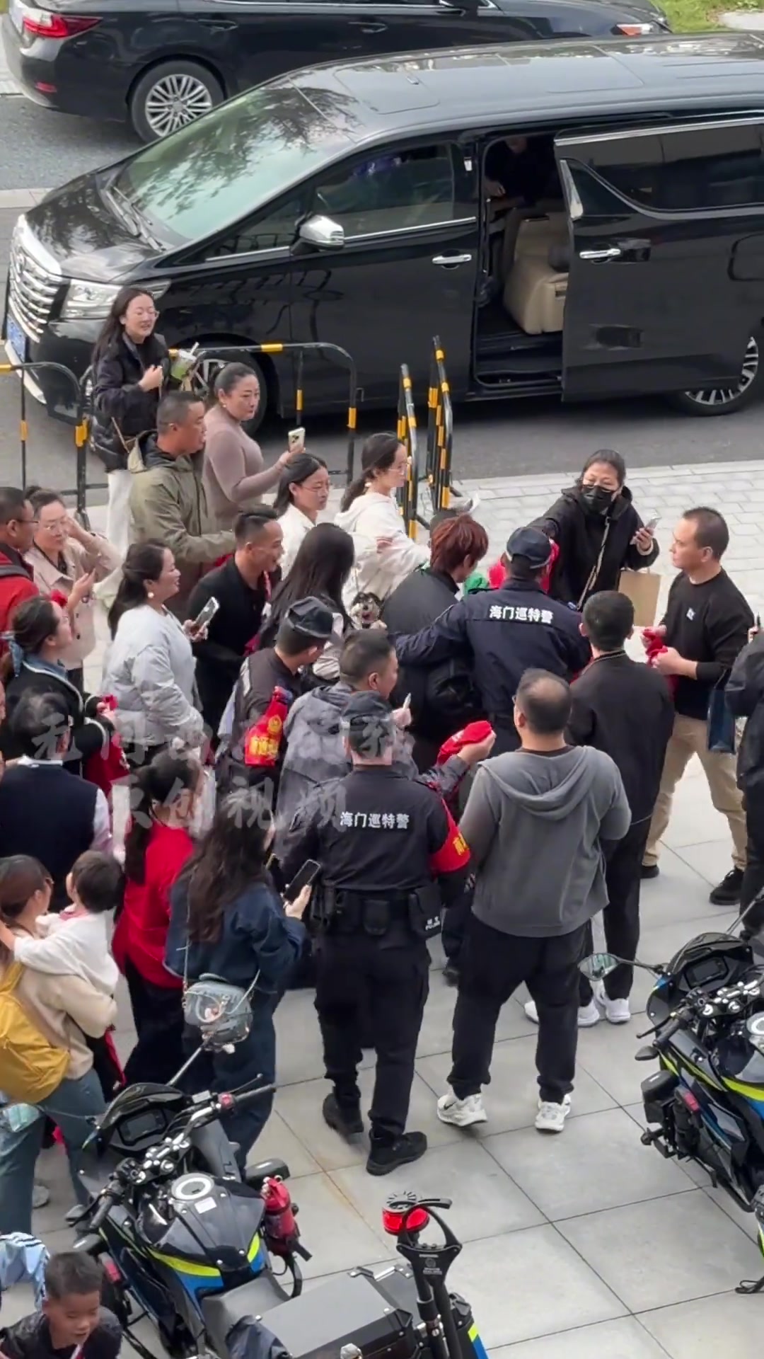 疯狂啊!实拍:粉丝“围堵”苏超南通球员李贤成的座驾