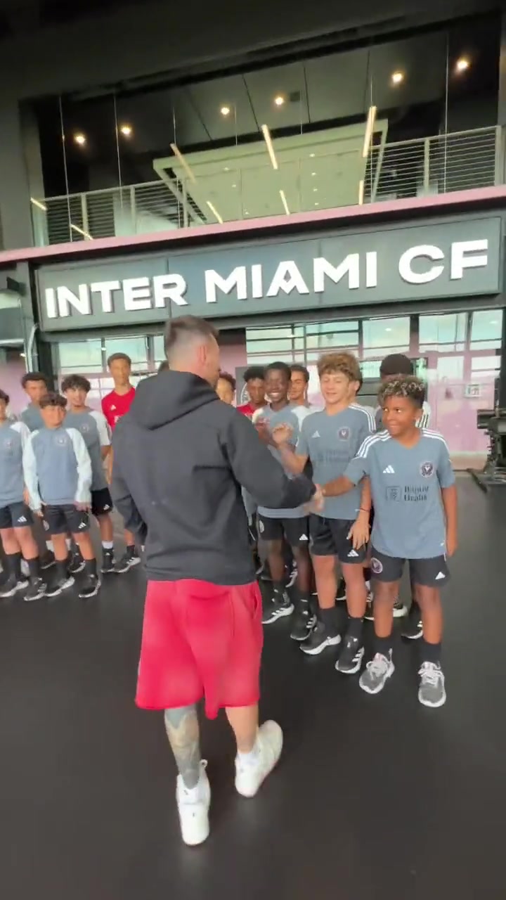 梅西向迈阿密国际足球学院的孩子们展示了他的第八座金球奖