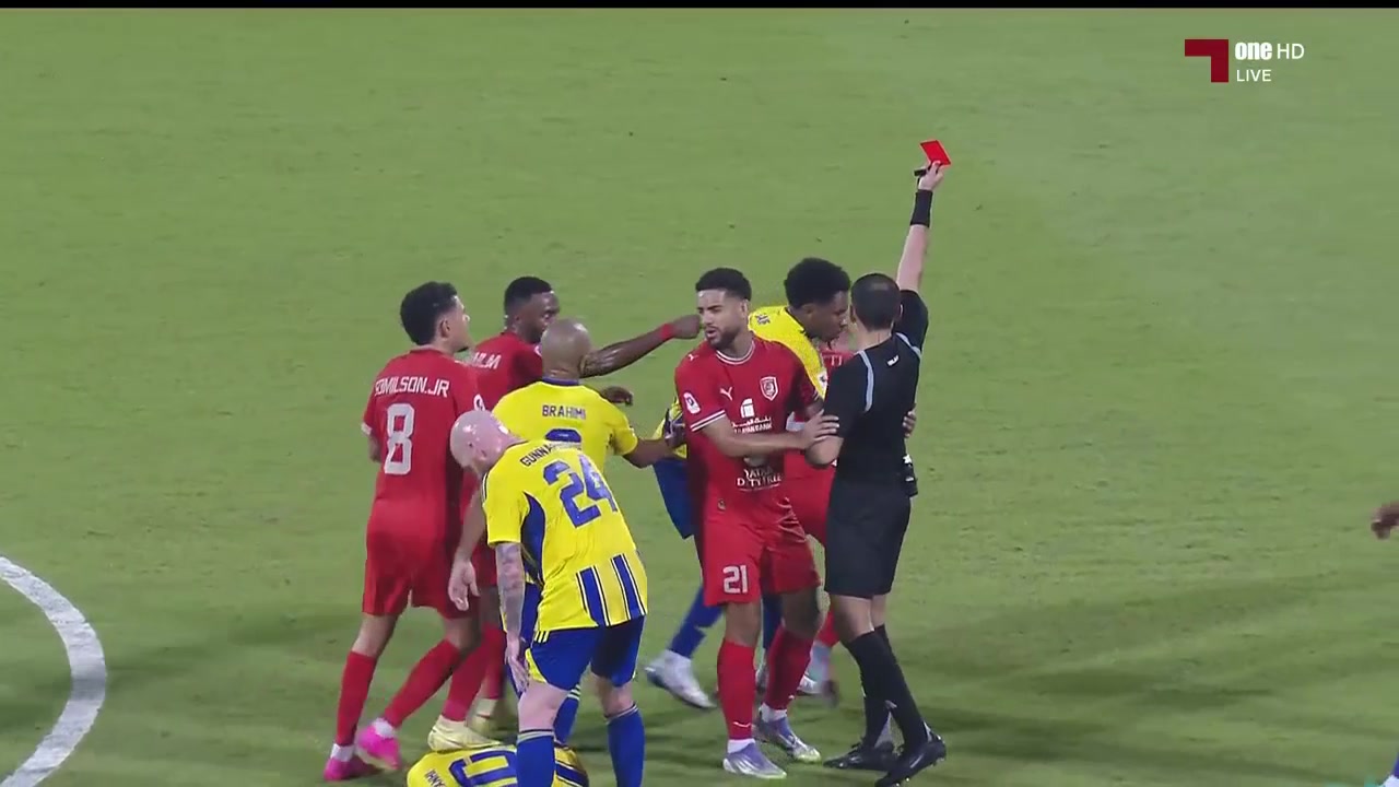 都不冷静!维拉蒂冲突踢倒对手染红!皮亚特克报复对手进球取消!