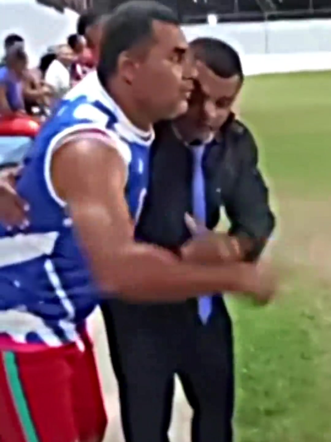 球员:教练我准备好请求出战,主裁判:不,你不想!