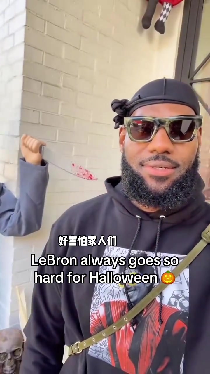 逗比!詹姆斯晒自拍:救救我后面有鬼!