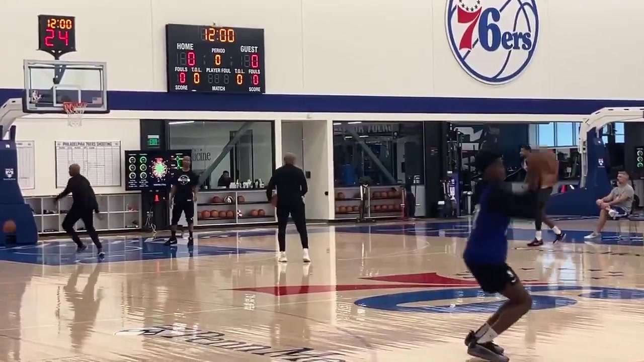 保罗·乔治进行运球外线投篮训练...