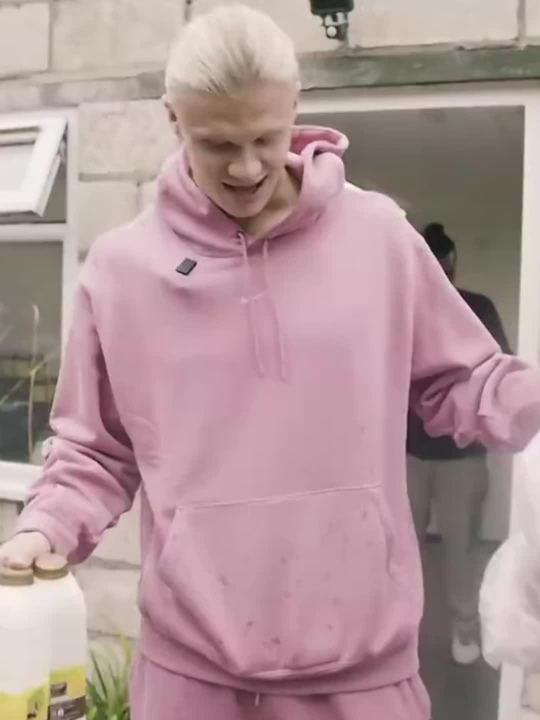 真生吃!哈兰德一天两杯生牛奶,饮食习惯引热议 真生吃!哈兰德一天两杯生牛奶,饮食习惯引热议