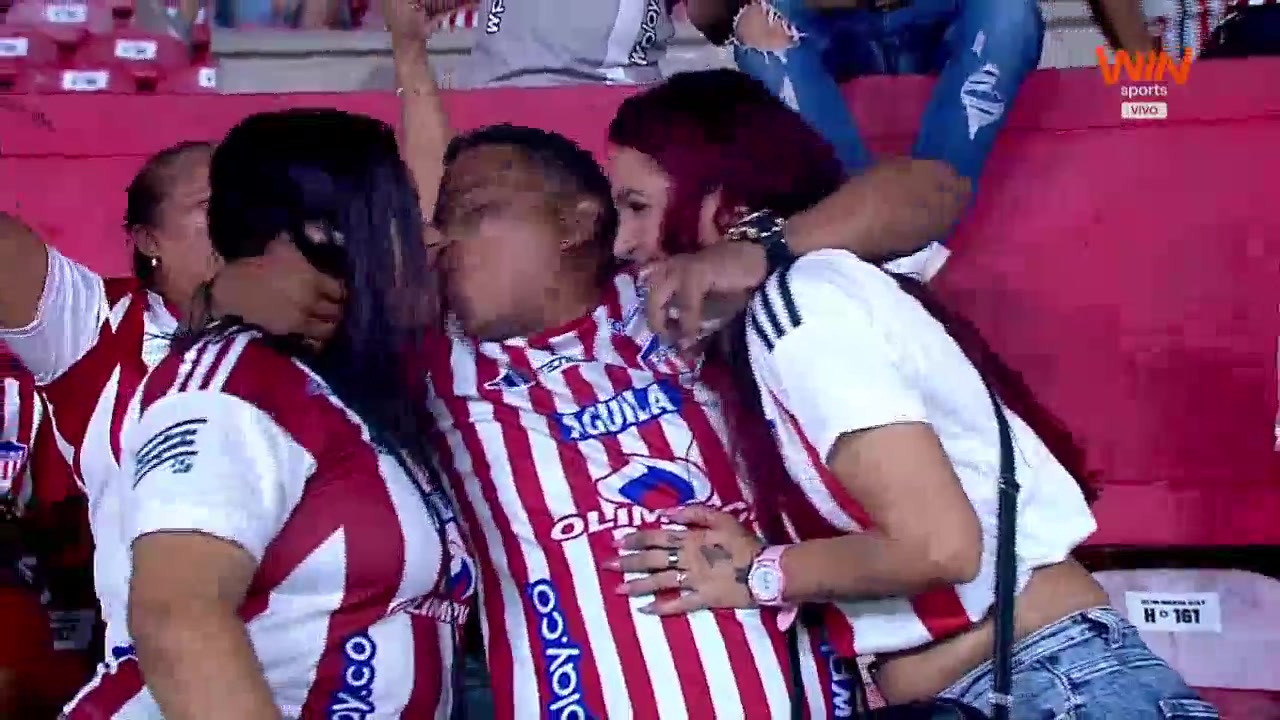 是钞能力吗?这位哥伦比亚男球迷是如何做到的? 是钞能力吗?这位哥伦比亚男球迷是如何做到的?