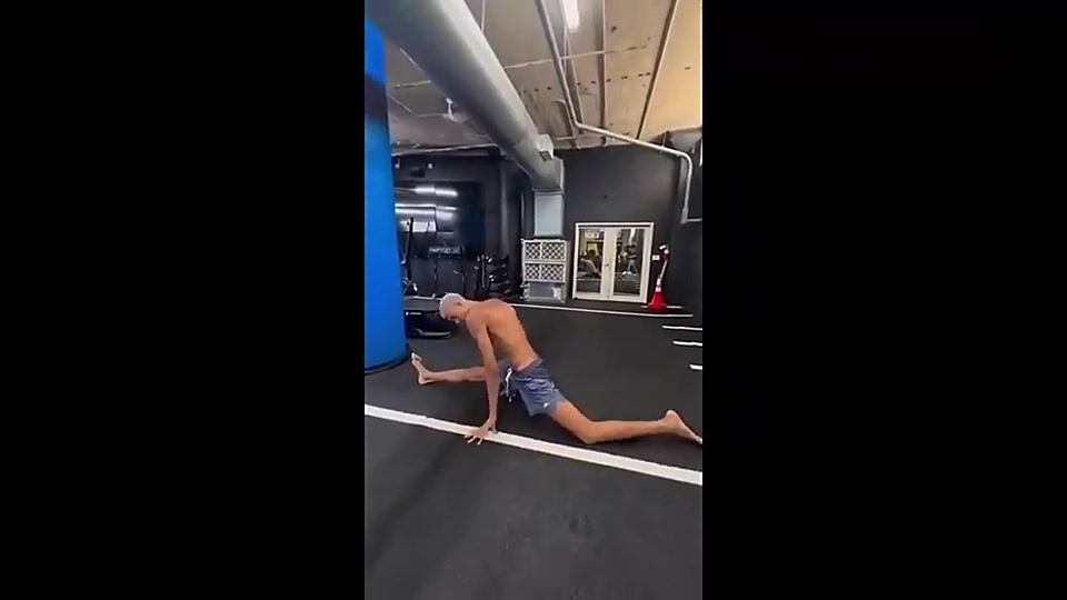 这什么逆天柔韧性?2米24文班尝试一字马,看得我小脑萎缩了