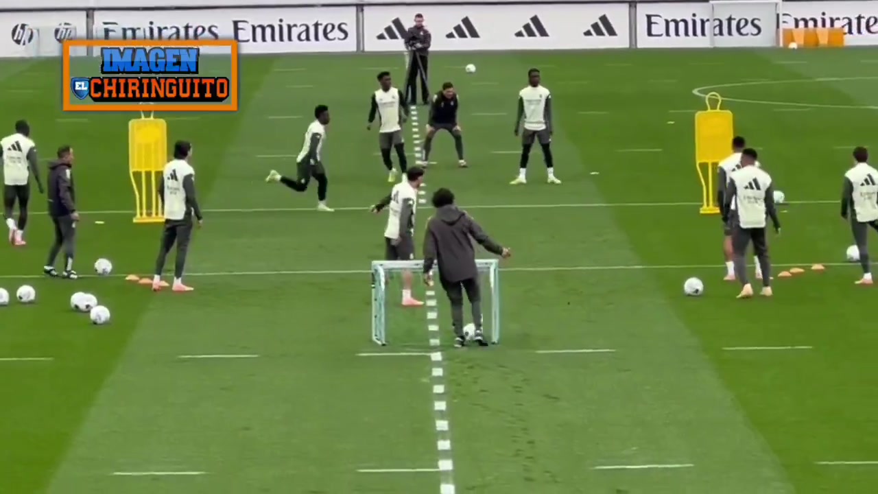 囧!维尼修斯训练赛多次射门不进,队友都看不下去了 囧!维尼修斯训练赛多次射门不进,队友都看不下去了