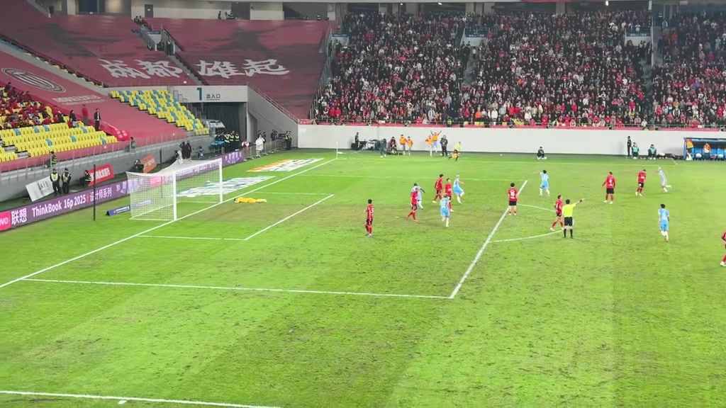 十分炸裂!现场球迷实拍何超飞火流星破门