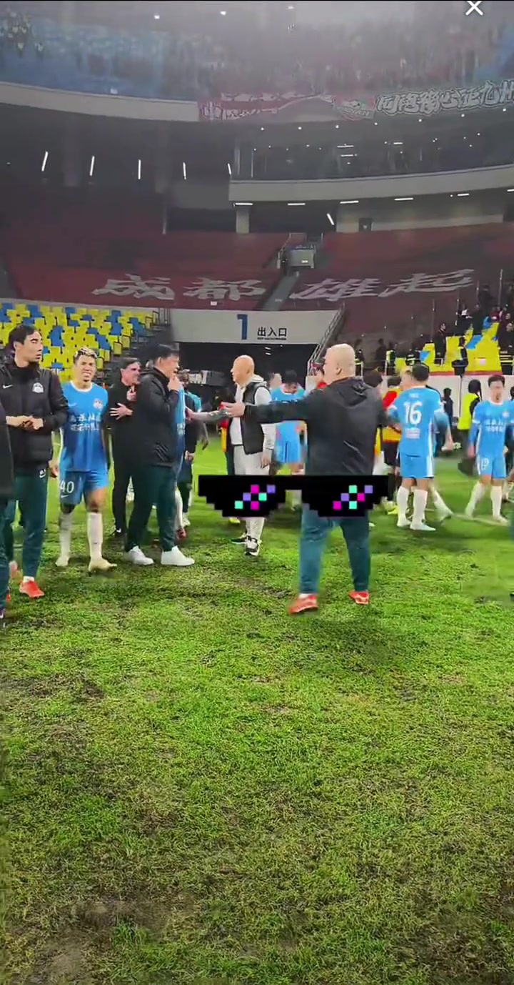 不应该啊!赛后蓉城球迷怒骂河南队球员泄愤