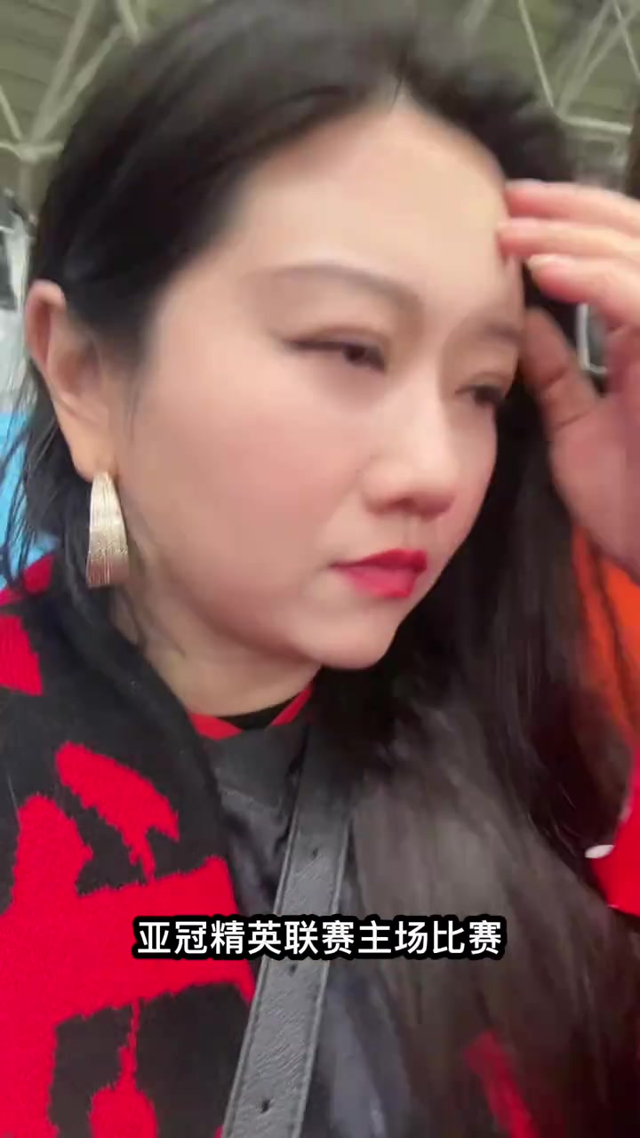 赛后蓉城女球迷哽咽:离冠军最近的一个赛季,心里太难受了
