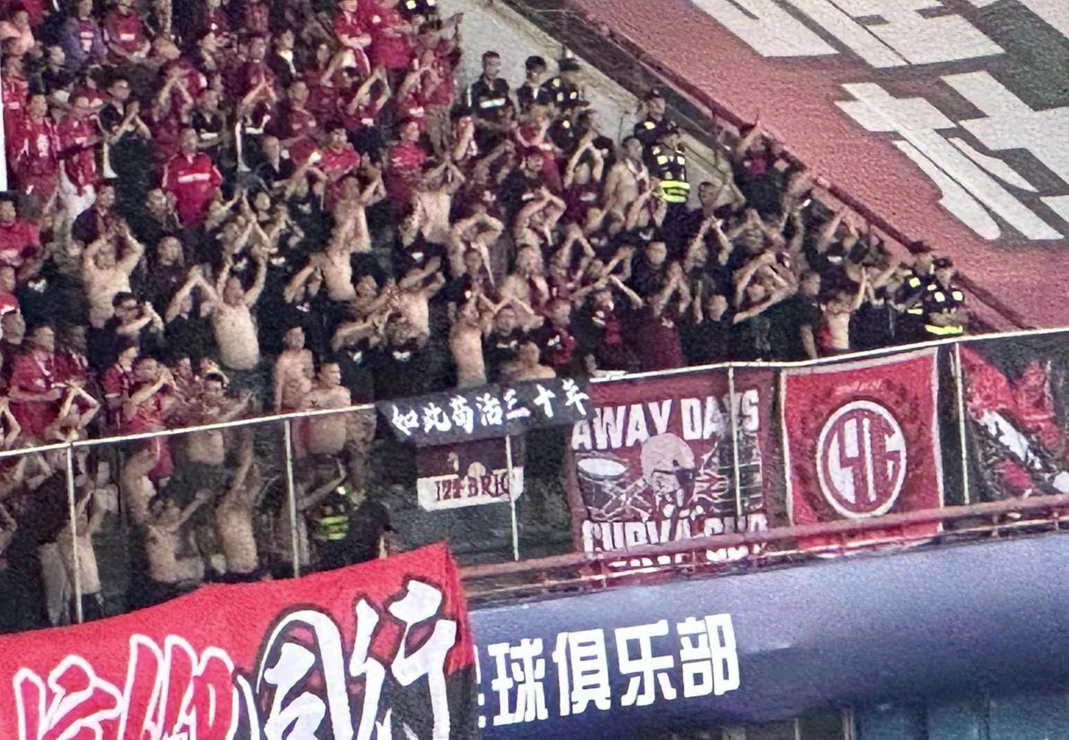 去年极端成都球迷嘲讽河南队:如此苟活三十年,今年...