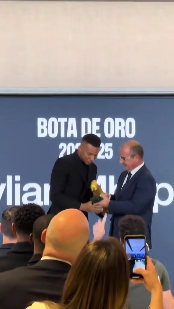 首次获奖!姆巴佩领取24-25赛季欧洲金靴奖