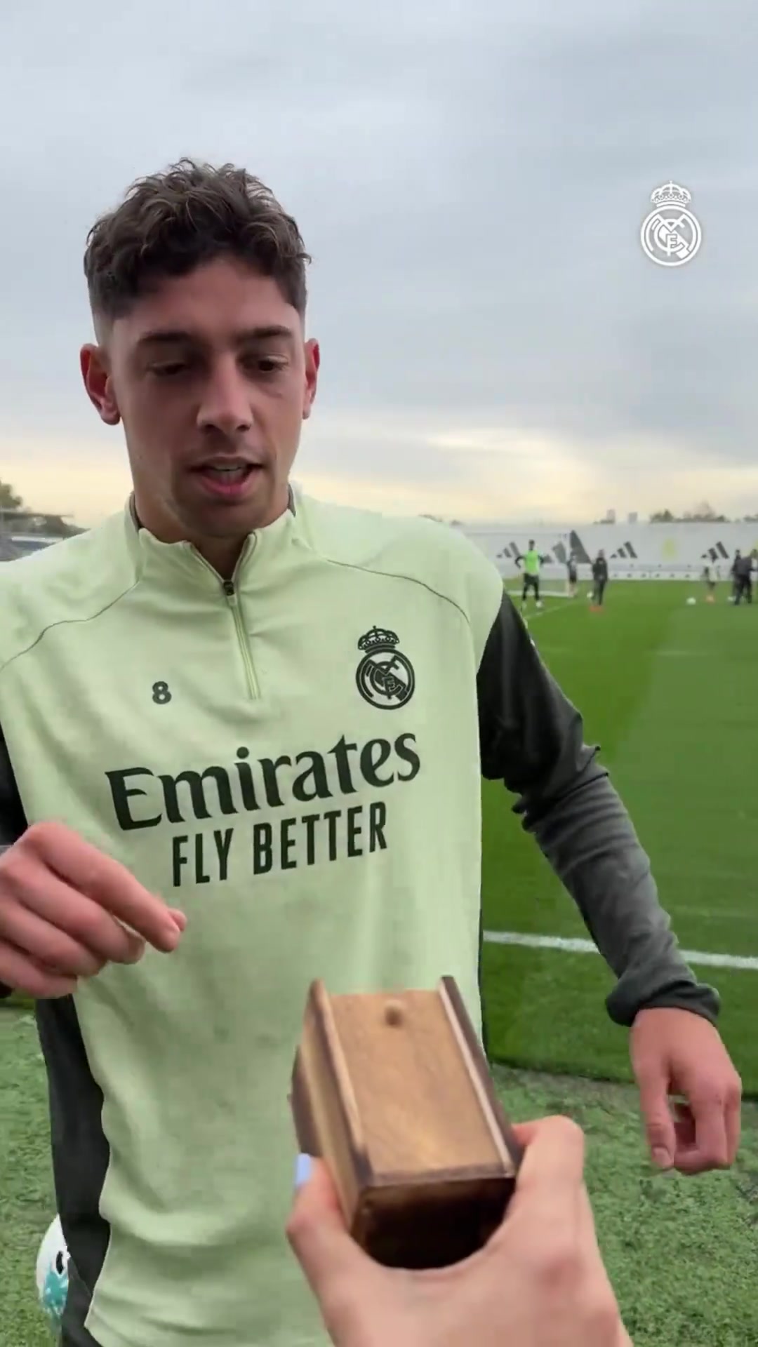 维尼修斯被蜘蛛玩具吓到后忍不住蹦出一句:SB嘞~