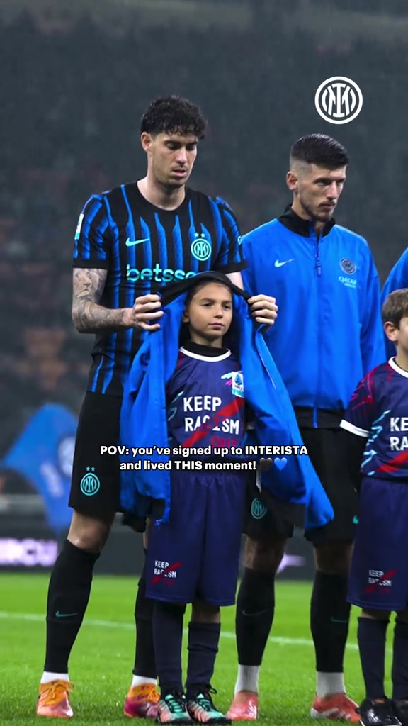 大暖男?!巴斯托尼为小球童披上自己的训练服避雨