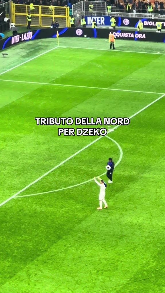 一日蓝黑,终生蓝黑?!实拍:老将哲科赛后向梅阿查北看台致敬