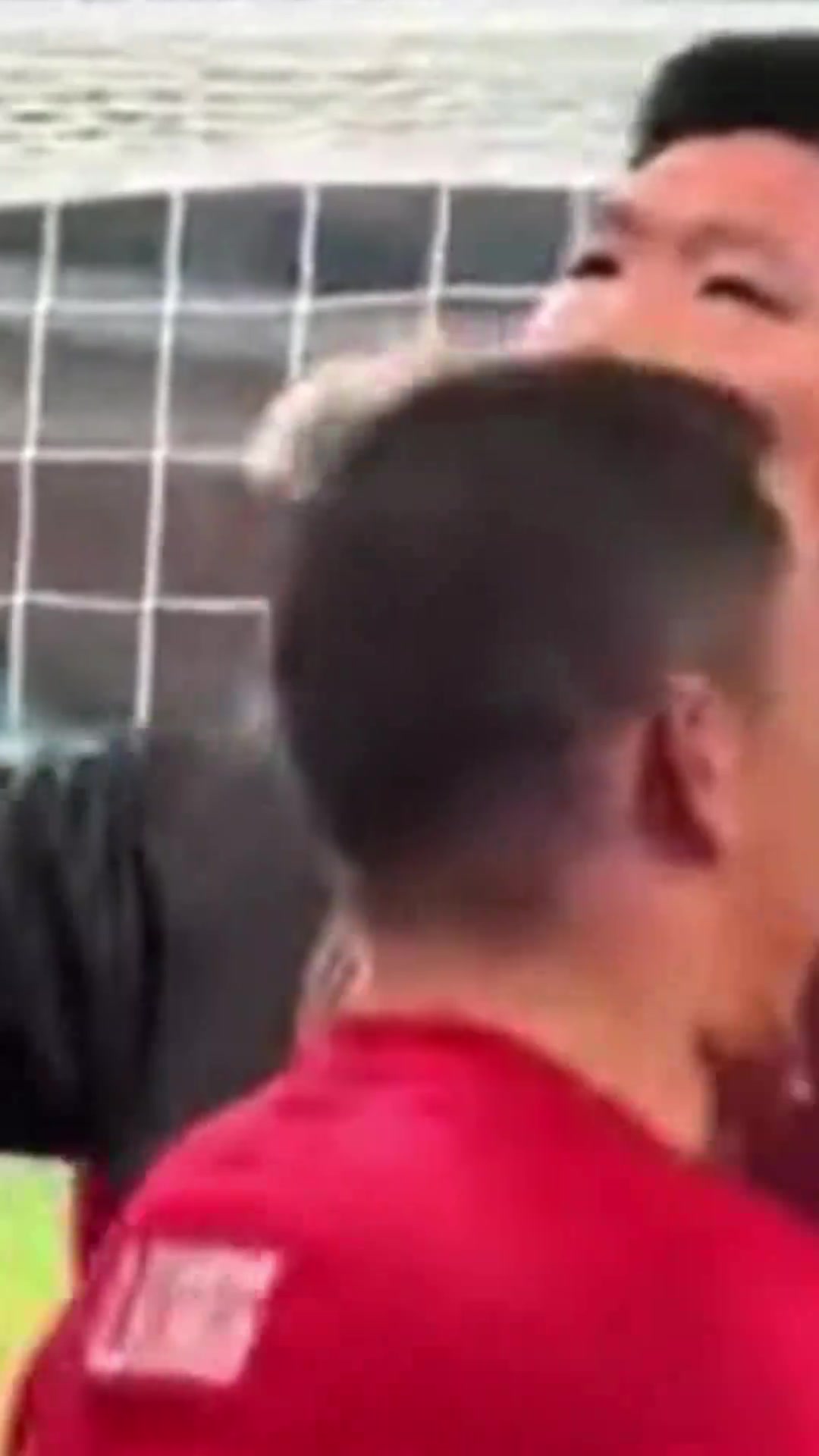 和球迷发生冲突!成都蓉城球员硬刚球迷:输球又怎么样啊!! 和球迷发生冲突!成都蓉城球员硬刚球迷:输球又怎么样啊!!