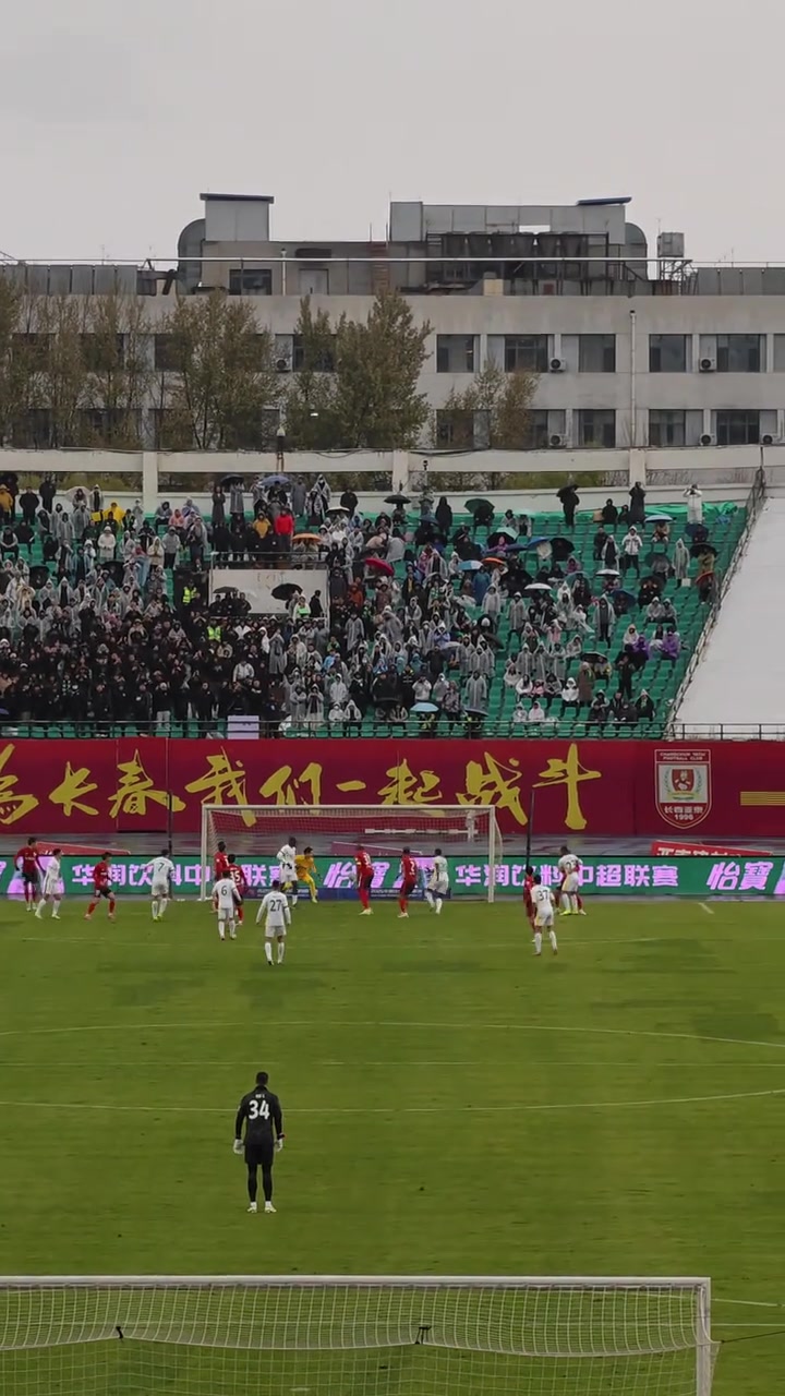 致命一击?实拍:亚泰曾经功勋球员塞尔吉尼奥头球敲开老东家大门