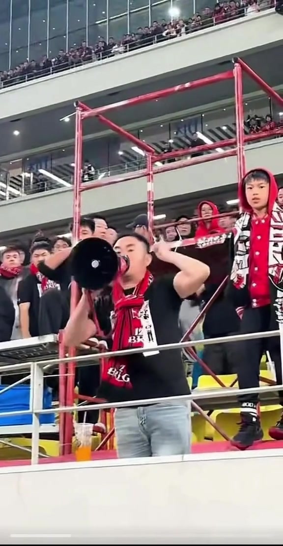 成都球迷怒喷本队球员:球迷和谁有仇你们就输谁,我们要不要脸? 成都球迷怒喷本队球员:球迷和谁有仇你们就输谁,我们要不要脸?