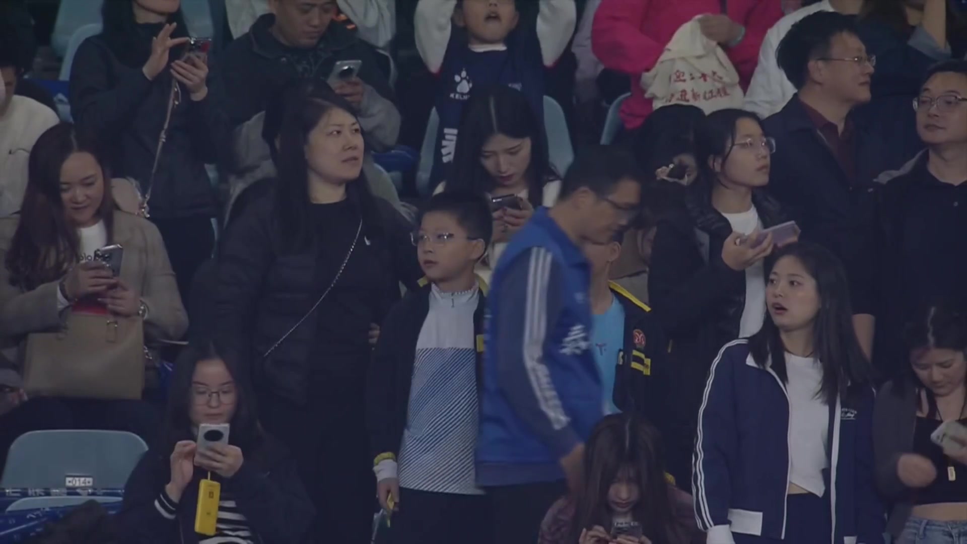 快看镜头啊!苏超决赛中场文艺表演被看台小姐姐抢镜?