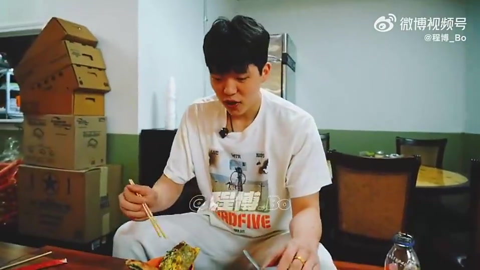 杨瀚森之前吃煎饼果子时想起周琦:我跟我琦哥也是梦幻联动了