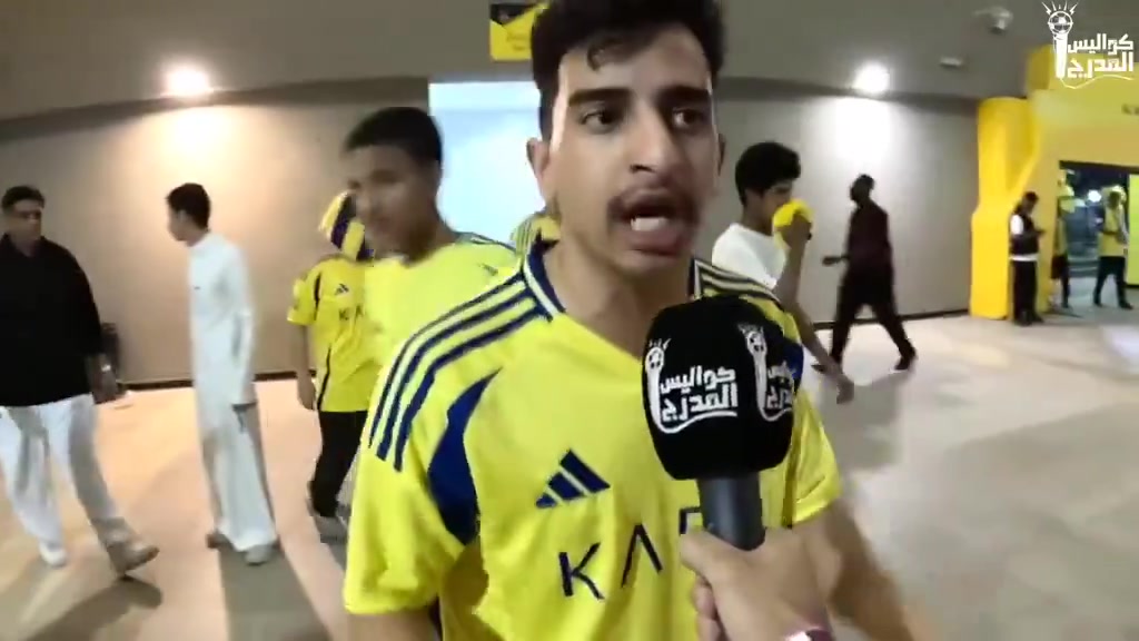 暴怒的胜利球迷咆哮:我们想要的是奖杯,而不是SIUU!