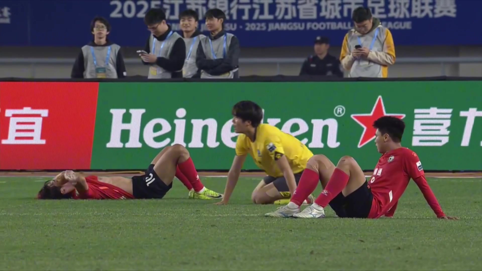 苏超决赛被拖入点球决战!终场哨响瞬间双方球员筋疲力尽