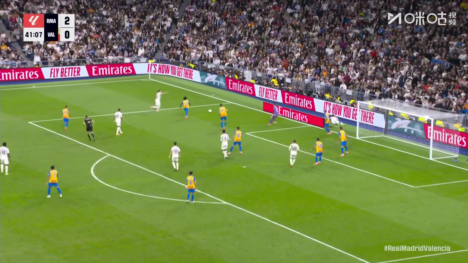 卡雷拉斯禁区造点，维尼修斯点球角度太正被扑