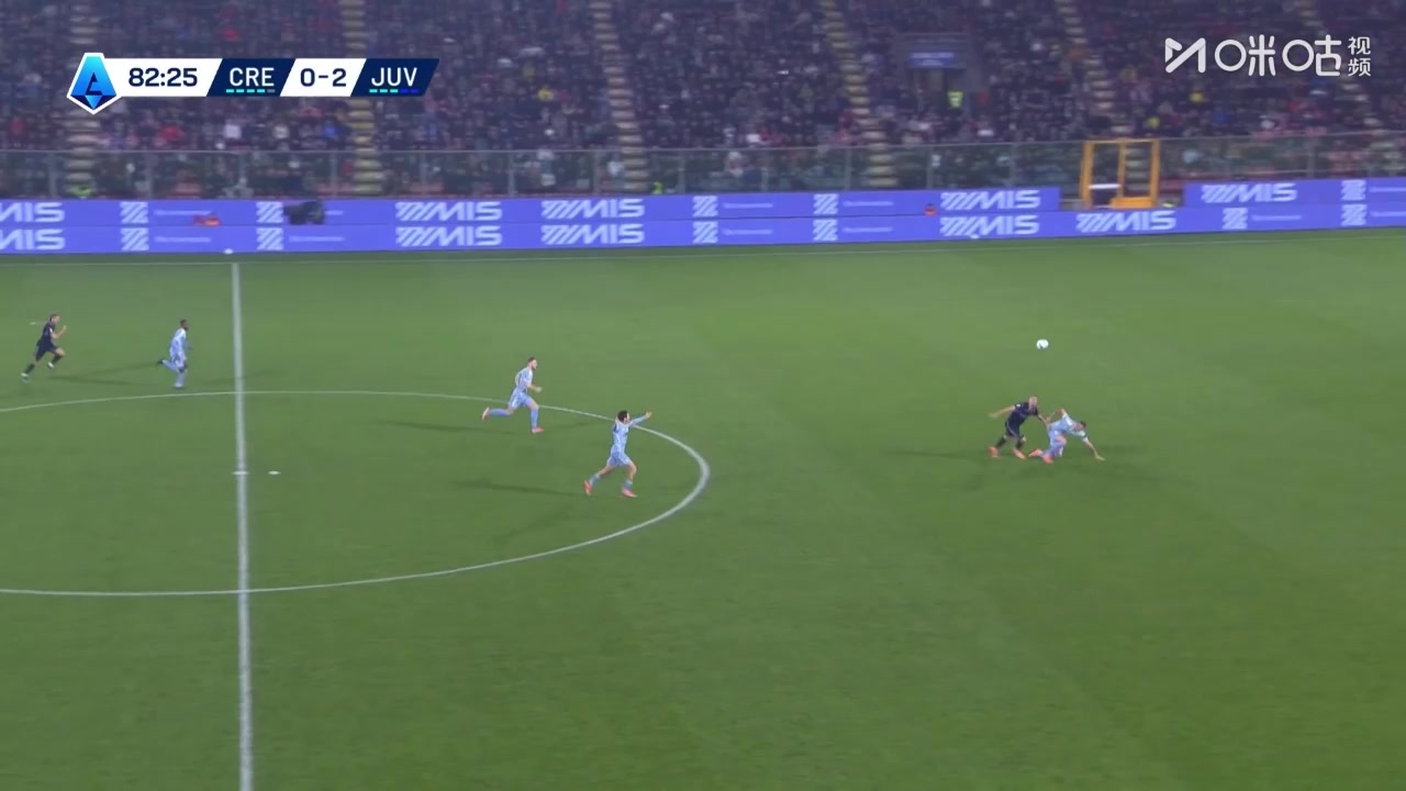 老兵一往无前！瓦尔迪扛翻加蒂杀入禁区低射攻破尤文！