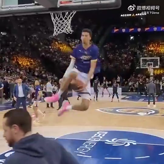 这太恐怖了！2米24的文班亚马居然会玩胯下换手空接暴扣！
