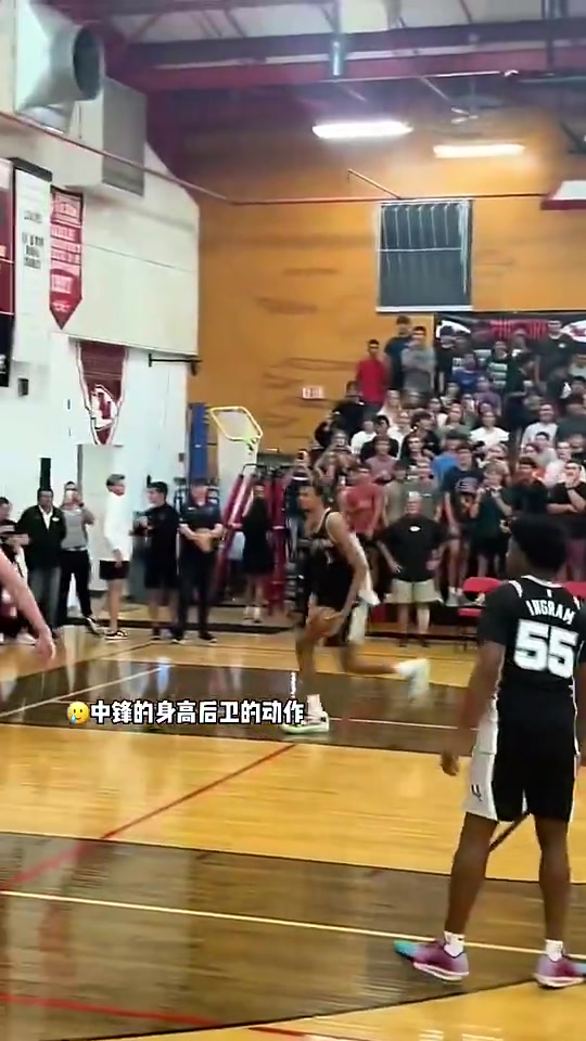 看文班胯下换手暴扣，感觉都不用怎么跳就完成了